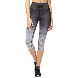 Good American cinched waist capri tights ombré-camo. 🖤